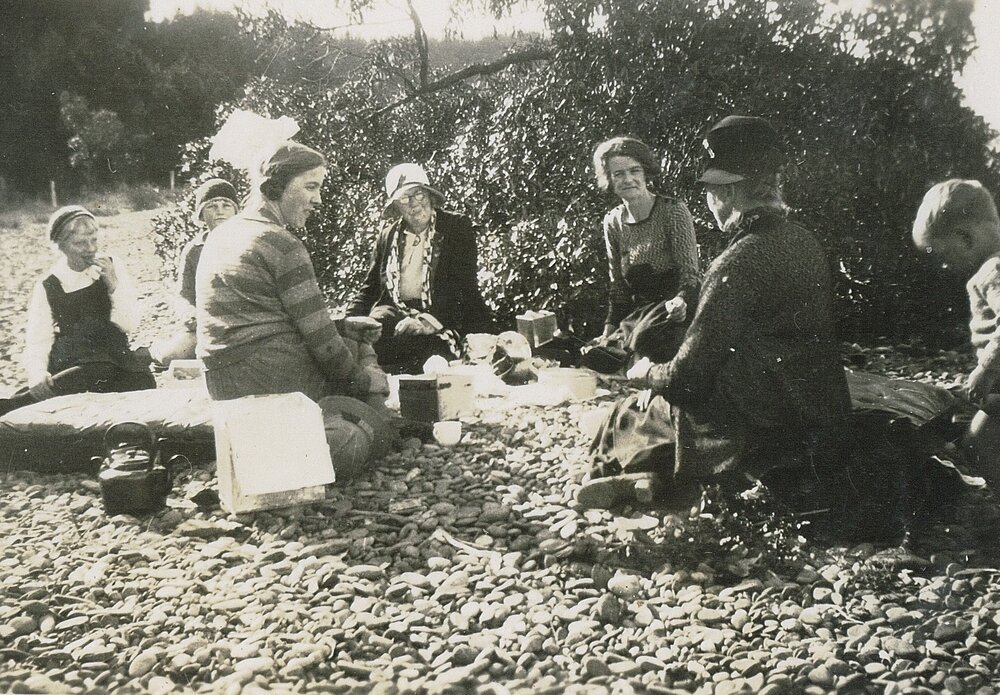 Family group picnic, 1930s