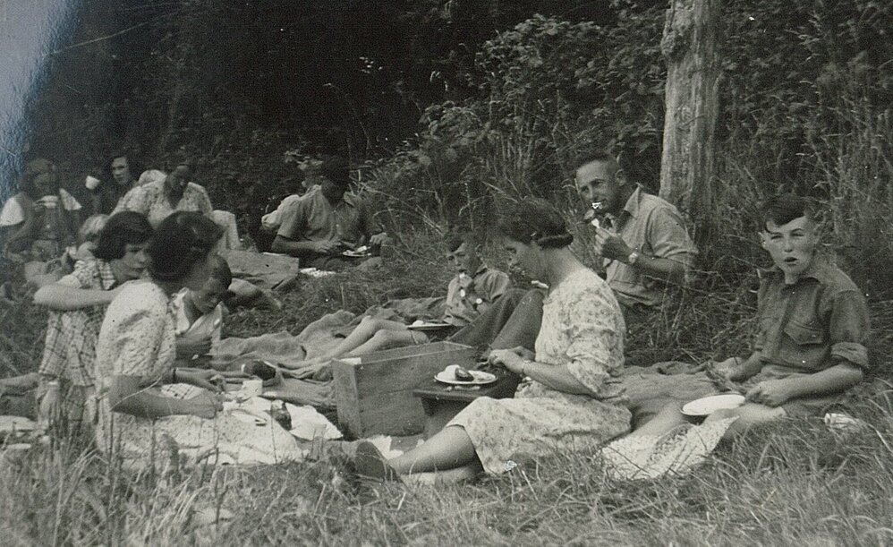 Hop pickers lunch break, c1952