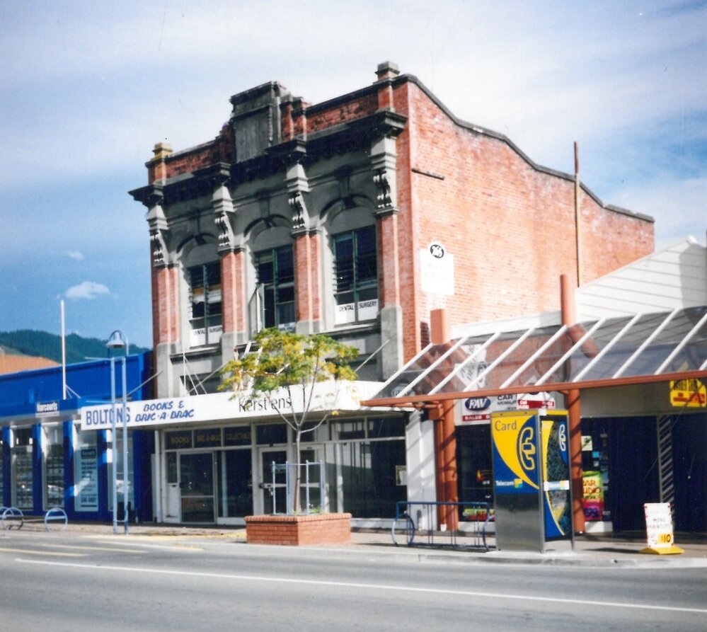The Beresford Dentists or Brick Building Queen Street 2007