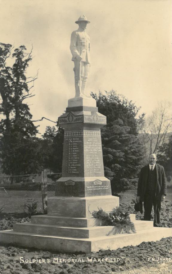 Postcard of the Soldiers Memorial Wakefield