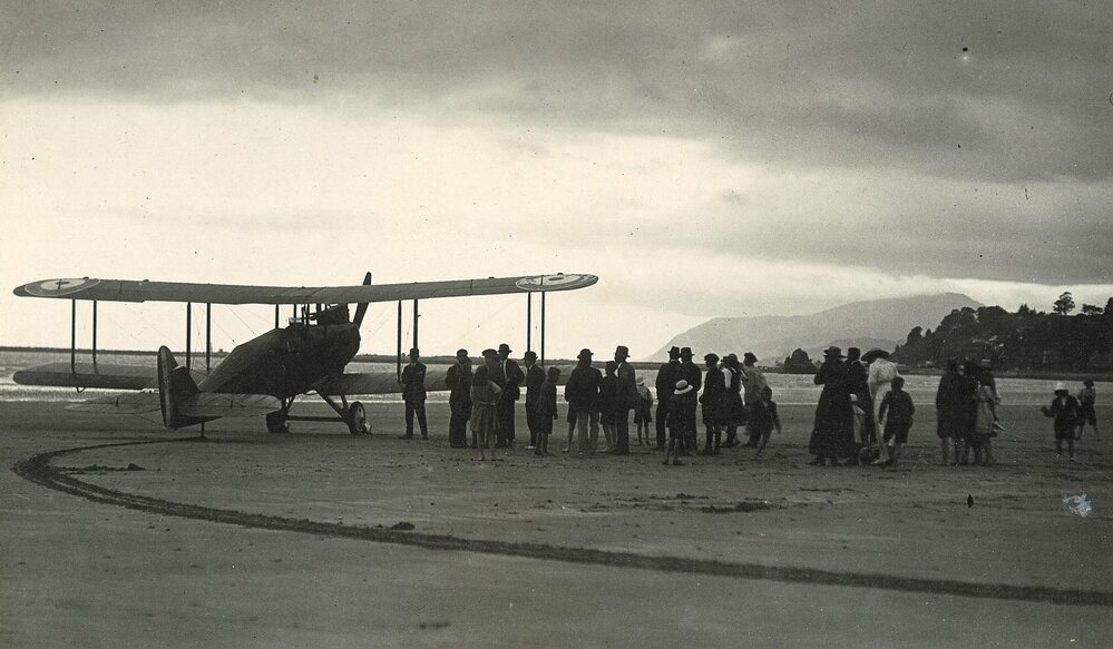 Aeroplane landing at Tāhunanui Beach 