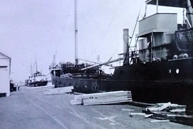 Ship ready to carry logs for Japanese market