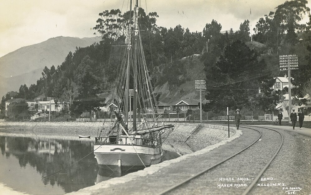 Boat moored at Horseshoe Bend Haven Road
