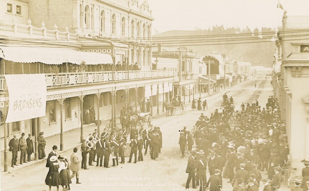 Crowd gathers to welcome R Arnst to Nelson