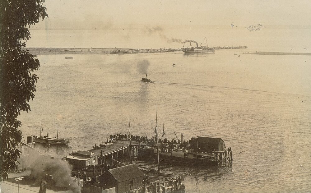 Ship leaving the harbour at Nelson