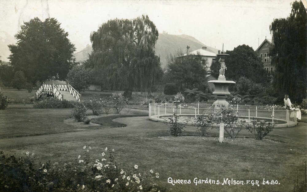 Children by fountain in Queen's Gardens
