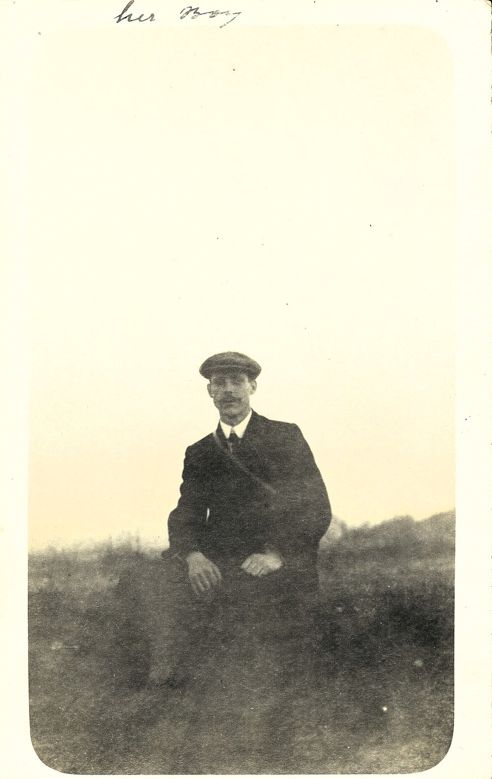 Man with flat cap outdoors