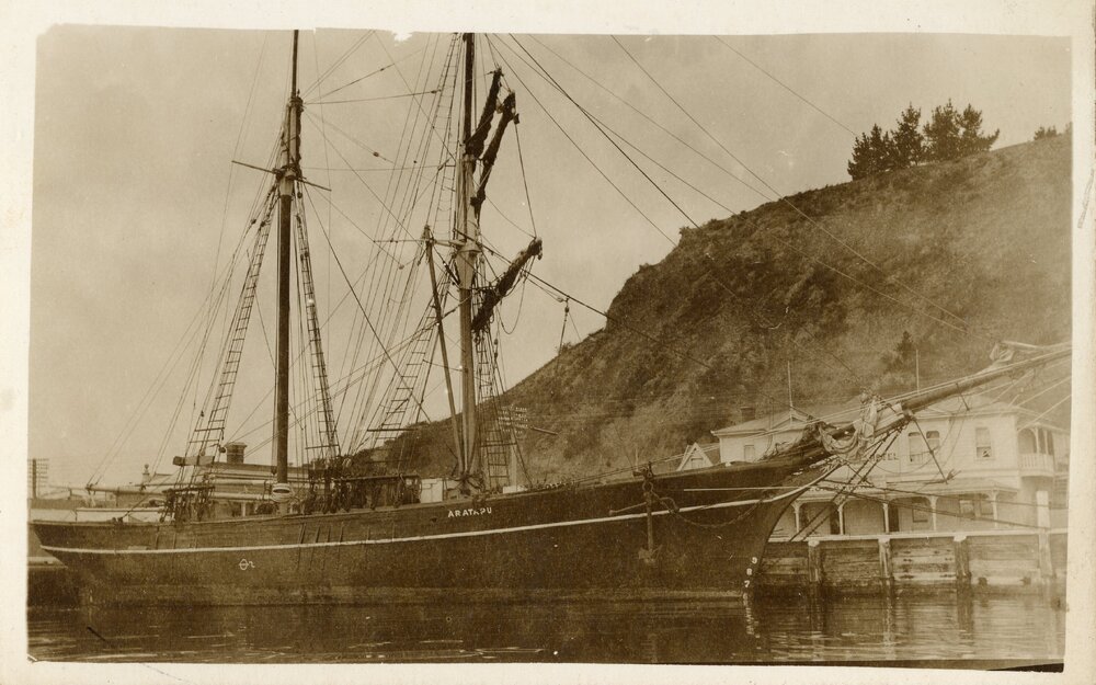 Aratapu docked at Wakefield Quay