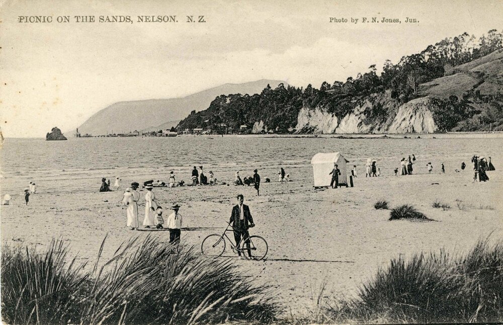 Bicycle at Tāhunanui Beach