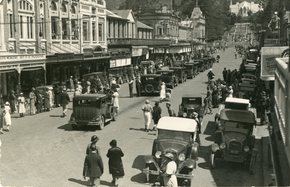 Cars and crowds lining Trafalgar Street