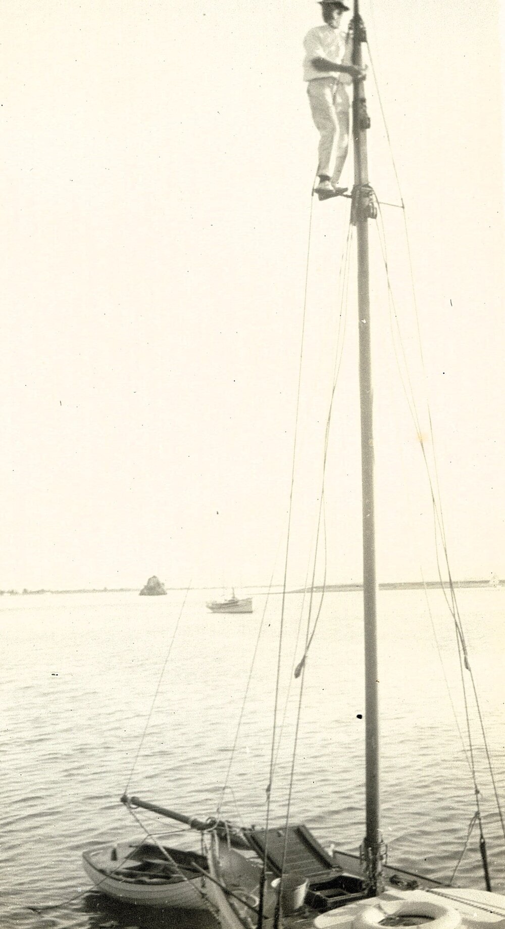 Yacht in front of Haulashore Island 