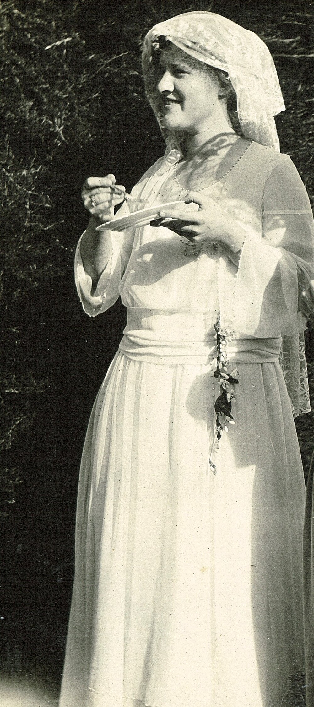 Young bride with veil and blossoms