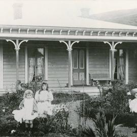 Wratt children and home in Bird Road