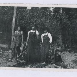 Grace, Lorna and Freda Hop picking, 1920s