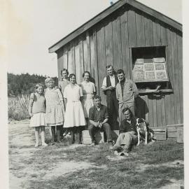 Group, possibly members of the Best family, or their staff