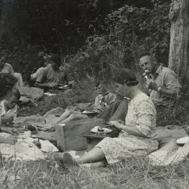 Hop pickers lunch break, c1952