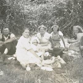 Hop pickers lunch, c1952