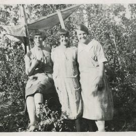 Hilda, Madge and Dolly hop picking  1927