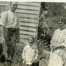 Mr and Mrs Owen Robertson and children