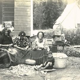 Women peeling vegetables at Delaware Bay Pā