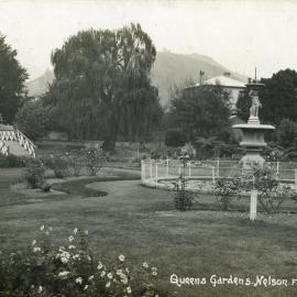 Children by fountain in Queen's Gardens