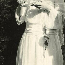 Young bride with veil and blossoms