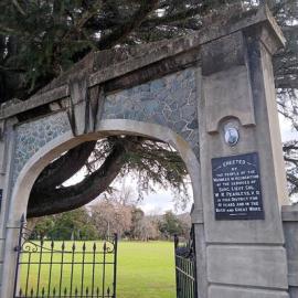 Dr W R Pearless Memorial